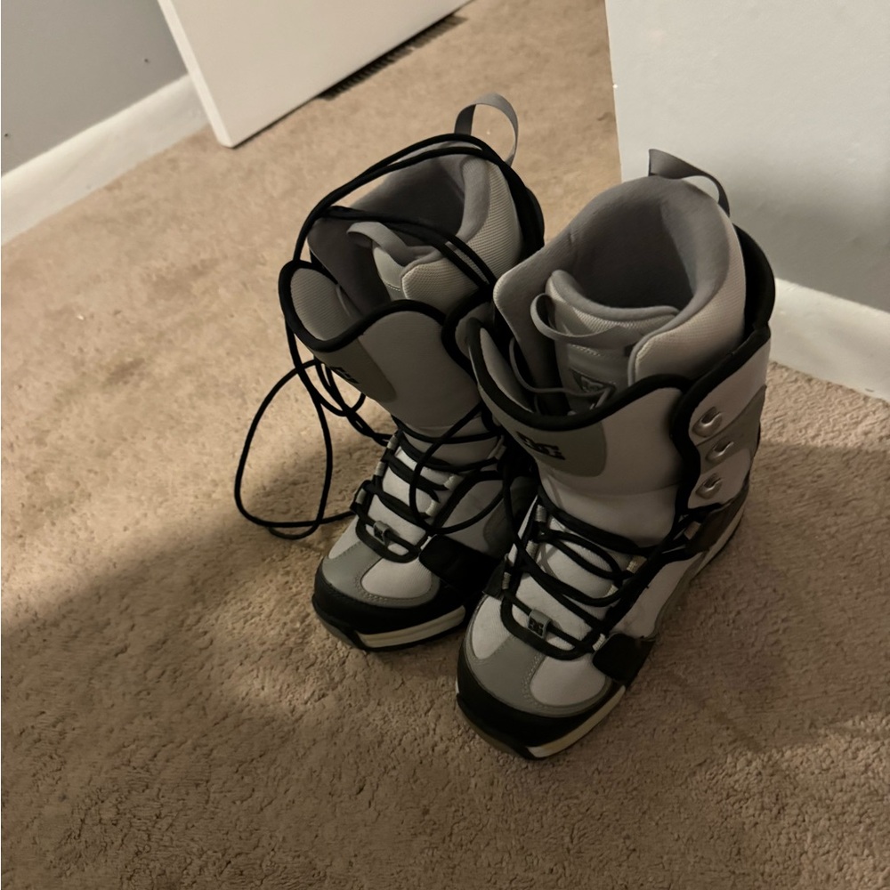 Dc snowboard boots 8.5 barley used